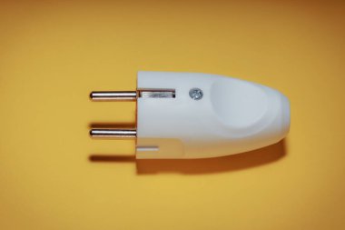 Avrupa standart prizli elektrik prizi. Elektrikli ekipman kavramı. Elektriksiz gün kavramı. Çevre dostu yakıtlar. Sarı arkaplan.