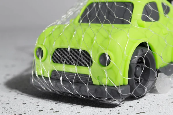 Πράσινο Πλαστικό Αυτοκίνητο Στην Αρχική Συσκευασία Παιχνίδι Αυτοκίνητο Μεγάλες Ρόδες Εικόνα Αρχείου