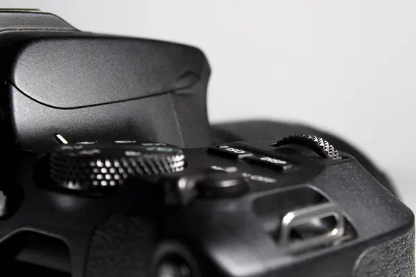 Schwarze Kamera Auf Weißem Hintergrund Nahaufnahme Von Kameratasten Und Bedienelementen lizenzfreie Stockfotos