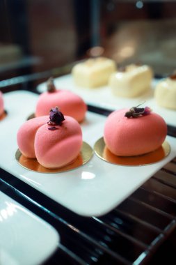 Tatlı kalp formu. Tabakta tatlı bir kek. Düğün şekerleri, tatlılar, kekler....