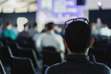 İş konferansı salonunda tanınmayan bir grup insan - iş adamları yaşam tarzı kavramına karşı kongrede konuşmacı dinleyen meslektaşları -