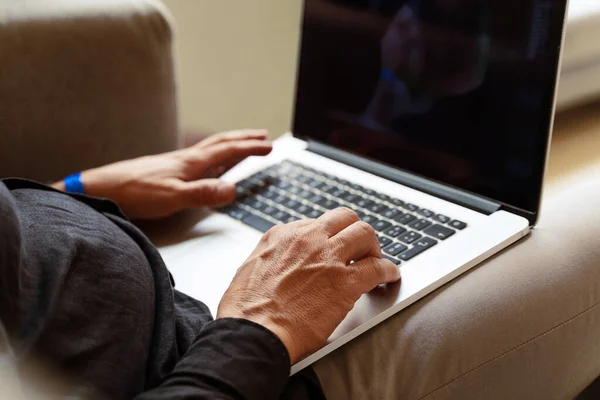Man Werkt Met Zijn Laptop Zijn Benen Detail Bijgesneden Handen — Stockfoto
