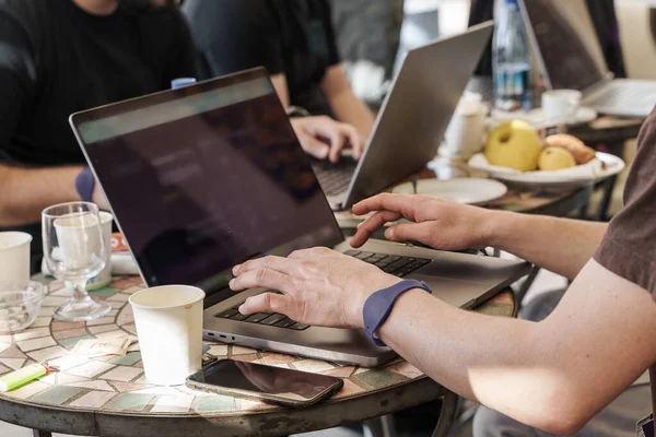 Gündelik Tarzda Çalışan Zeki Adamlar Laptoplarıyla Brunch Zamanı Kafede Takım — Stok fotoğraf