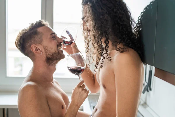 同性恋情侣在厨房里赤身裸体地拥抱在一起 面面相觑 彼此的理解和感情 男女同性恋 双性恋和变性者生活方式的概念 — 图库照片