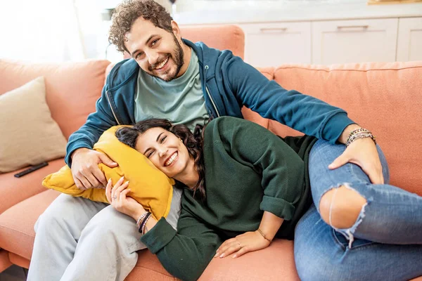 Happy Newlywed Sitting Couch Looking Camera Couple Young People Smiling — Foto Stock