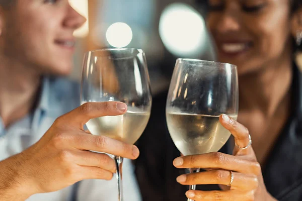 Pareja Interracial Cita Restaurante Sonriendo Tintineando Vino Blanco Hombre Mujer —  Fotos de Stock