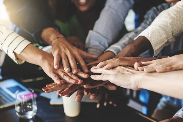 Multiraciale Groep Zakenmensen Bundelt Hand Hand Samenwerking Diversiteit Eenheid Succes — Stockfoto