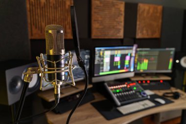 Küçük bir müzik stüdyo çalışma istasyonunda profesyonel mikrofon - mikser, bilgisayar ve hoparlörler ile prodüksiyon stüdyosunda dijital ekipman