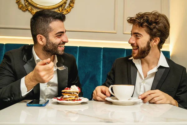 Glückliche Freunde Anzug Frühstücken Drinnen Sitzen Hotelcafé Restaurant Menschen Essen — Stockfoto