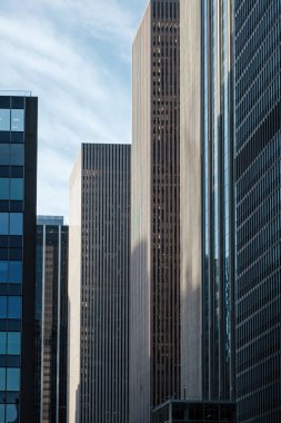 Manhattan 'daki modern gökdelenler, New York Şehri - minimal kompozisyon - mimari fotoğrafçılık, dikey çekim - finansal binalar, zenginlik kavramı