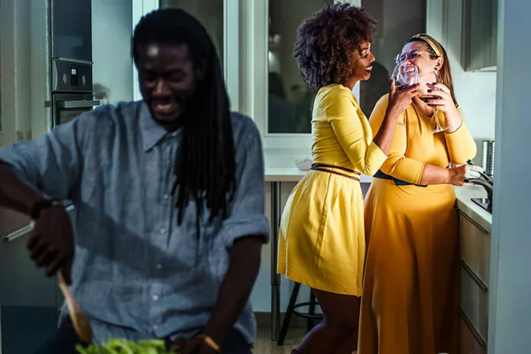 Zwei Multiethnische Frauen Flirten Beim Abendessen Während Ihr Afrikanischer Freund — Stockfoto