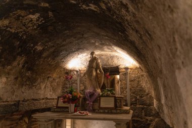 İtalya 'nın Catania şehrinde bulunan tarihi Sant' Agata Cezaevi Kilisesi 'nin içidir. Görüntüler kemerli tavanları, taş duvarları ve dini simgeleri yakalıyor. Hapishane unsuru da mevcut.