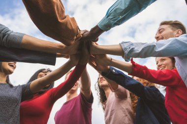 Farklı etnik kökenlere sahip bir grup genç, birlik ve dostluğu sembolize etmek için bir araya geliyor. Aralarında Kafkas, Afrika, Hint, Doğu Avrupa 'nın da bulunduğu çok ırklı bir arkadaş grubu merkezde el ele veriyor.