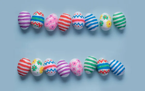 Ovos Páscoa Coloridos Decorados Mão Sobre Fundo Azul Claro Dispostos — Fotografia de Stock