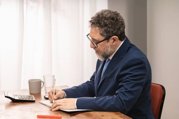 Yaşlarında Sakallı Takım Elbiseli Kravatlı Bir Adamı Bürosundaki Masasında Oturmuş — Stok fotoğraf