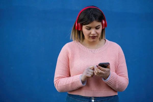 Genç Iri Yarı Bir Kadın Kablosuz Kulaklık Kullanırken Müziğinin Tadını — Stok fotoğraf