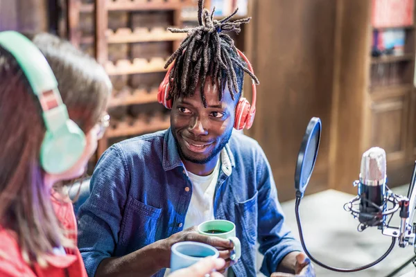 Genç Adam Bir Masada Oturup Sohbet Ediyor Kulaklık Takıp Konuşmalarını — Stok fotoğraf