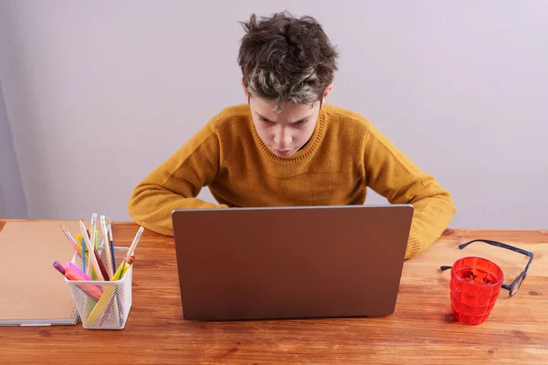 Yaşında Odaklanmış Bir Çocuk Dizüstü Bilgisayarının Klavyesinde Elleri Üzerinde Yazı — Stok fotoğraf