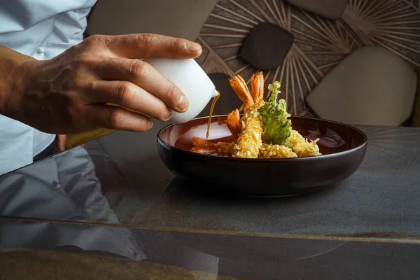 Close View Elegant Black Bowl Filled Tempura Shrimp Vegetables Topped — Stock Photo, Image