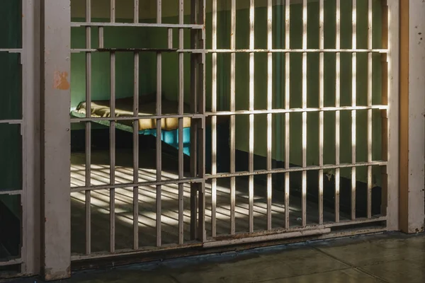 美国旧金山阿尔卡特拉兹岛 2022年12月24日 在阿尔卡特拉兹有床的黑暗牢笼 铁棍和滤光进入房间 历史性地标和前联邦监狱 — 图库照片