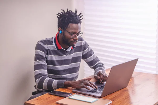 Ein Junger Afrikaner Arbeitet Fleißig Seinem Laptop Einem Sauberen Und — Stockfoto