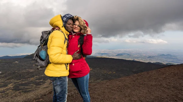 Multiracial Young Couple African Man Caucasian Woman Embrace Mountain Peak — Stock Photo, Image