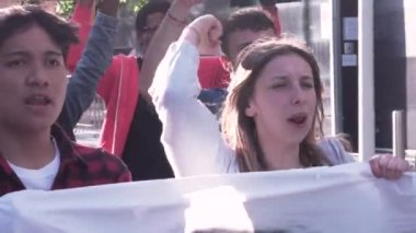 Öğrenci Mart: Protestoyla Yükselen Sesler - Çeşitli üniversite öğrencilerinin kentin sokaklarında yürüyüş, tezahürat ve yumruklarını kaldırış görüntüleri.