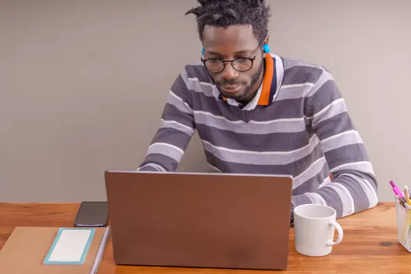Афроамериканский Студент Прической Стартера Глубоко Погруженный Пристально Наблюдая Экраном Ноутбука — стоковое фото