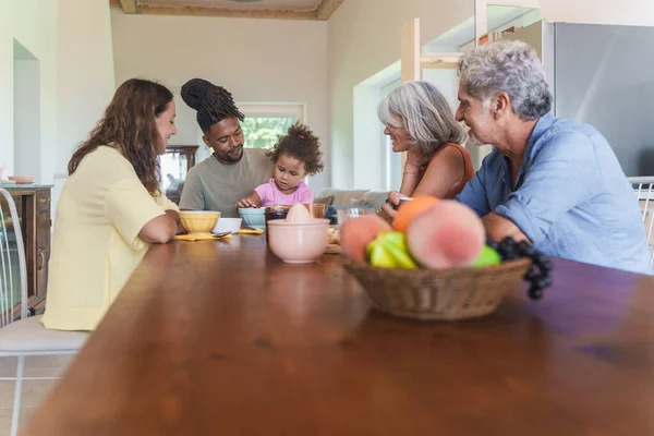 Einer Hellen Küche Trifft Sich Eine Multiethnische Familie Zum Frühstück — Stockfoto