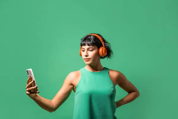 Telefonunda Müzik Dinlemekten Hoşlanan Genç Bir Kadının Portresi Kırmızı Kulaklık — Stok fotoğraf