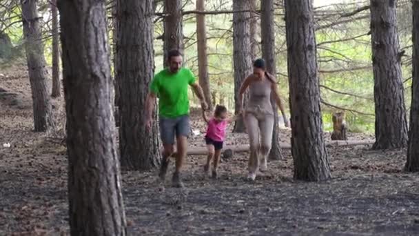 Joyful Family Run Woods Tętniące Życiem Trio Letniej Odzieży Sportowej — Wideo stockowe