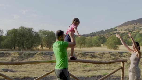 Otec Guidance Countryside Fence Táta Pomáhá Své Dceři Při Chůzi — Stock video