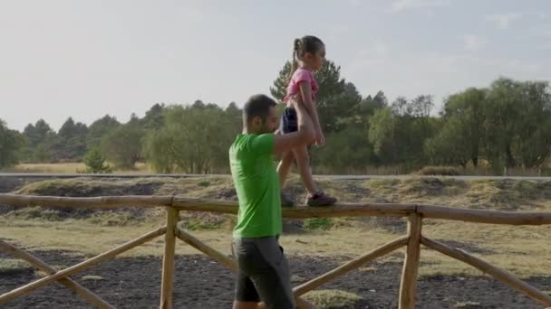 Familienabenteuer Wald Elternführung Der Natur Wenn Eine Familie Sommersportbekleidung Durch — Stockvideo