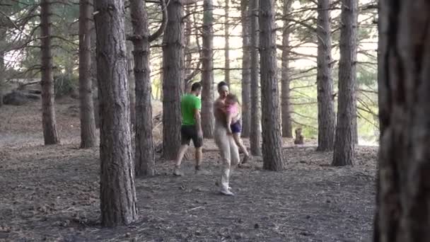 Fille Filante Mère Avec Père Regardant Dans Les Bois Une — Video