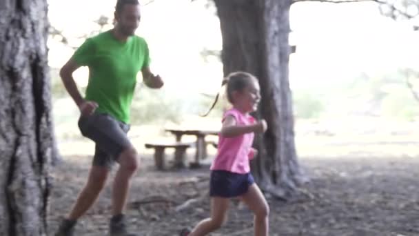 Ormandaki Neşeli Kovalamaca Baba Kızı Bir Ağacın Arkasından Çıkarlar Neşeli — Stok video