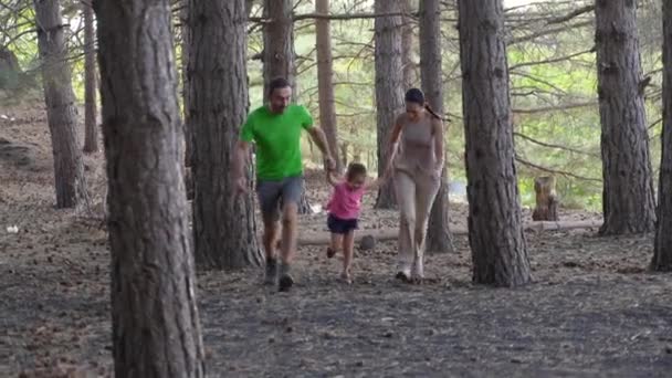Χαρούμενη Άλμα Στο Δάσος Γονείς Και Κόρη Τρέχουν Μαζί Σηκώνοντας — Αρχείο Βίντεο