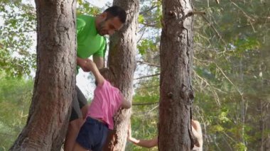 Ormandaki neşeli kovalamaca - Baba ve kızı bir ağacın arkasından çıkarlar, neşeli oyunları devam ettikçe odakları keskinleşir, anne de onlara katılır..