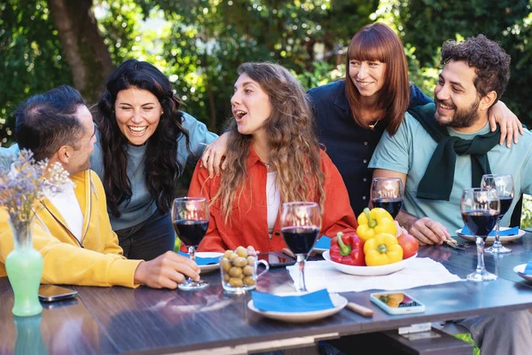 Group Five Diverse Friends Enjoy Each Other Company Laughing Bonding — Stock Photo, Image