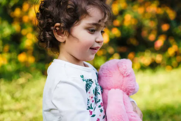 Ein Gelocktes Junges Mädchen Umklammert Ein Rosafarbenes Plüschtier Verloren Gedanken — Stockfoto