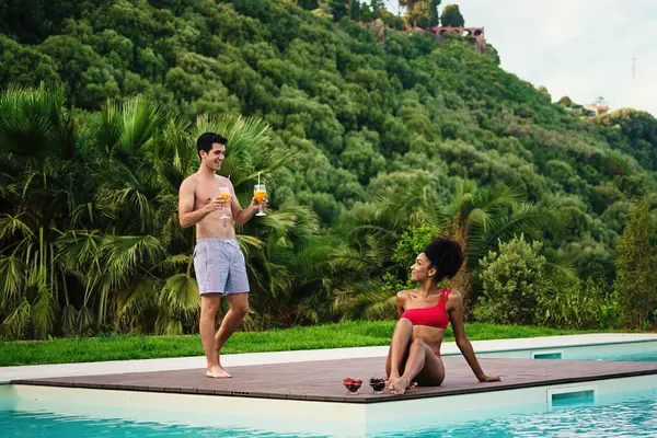 Ambiente Tropicale Uomo Pantaloncini Righe Offre Cocktail Bordo Piscina Una — Foto Stock