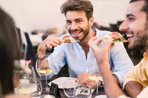 Group Young People Relish Gourmet Pizza Relaxed Setting Wine Glasses — Stock Photo, Image