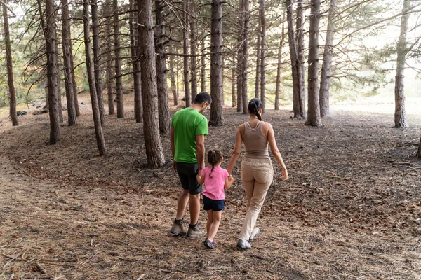 Family Forest Adventure Una Famiglia Tre Persone Uomo Una Donna — Foto Stock