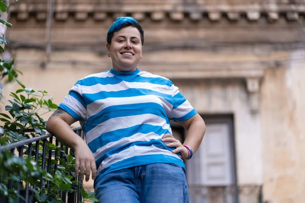 Junge Schwule Person Mit Tätowierung Urbaner Umgebung Person Mit Auffallend — Stockfoto
