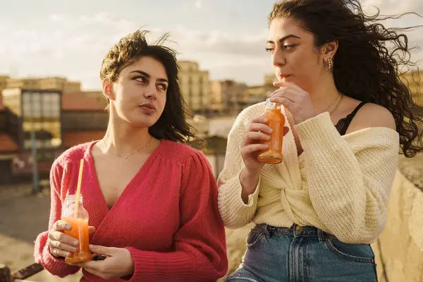 Två Unga Kvinnor Njuter Den Varma Glöden Från Solnedgången Stads — Stockfoto