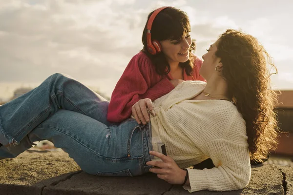 Ett Lesbiskt Par Delar Ett Intimt Flirtigt Ögonblick Hamnvägg Kvinna — Stockfoto
