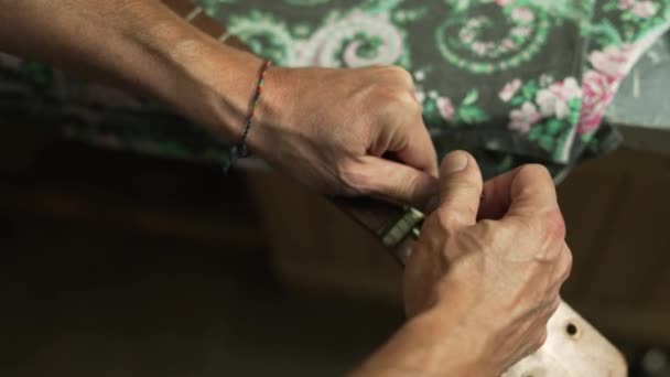 Uma Foto Detalhada Capturando Mãos Habilidosas Luthier Meticulosamente Ajustando Haste — Vídeo de Stock