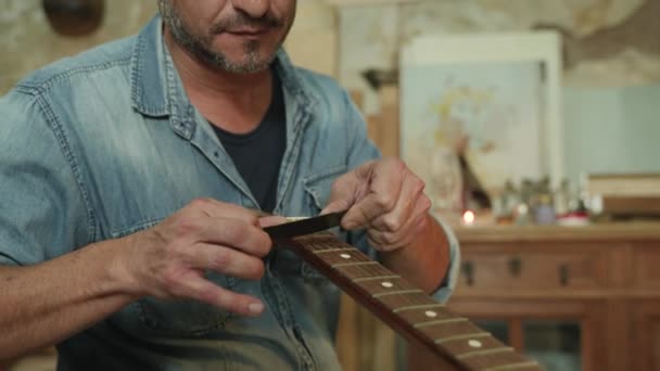 Luthier Profissional Habilmente Ajusta Haste Treliça Uma Guitarra Garantindo Perfeita — Vídeo de Stock