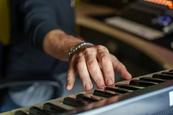 Primo Piano Delle Mani Musicista Che Suona Una Tastiera Elettronica — Foto Stock
