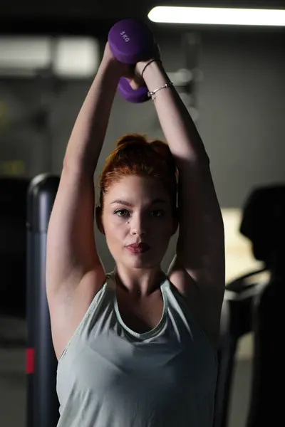 Fitness Workout Kvinna Fokuserad Kvinna Utför Tyngdlyftning Övningar Gym Styrketräning — Stockfoto