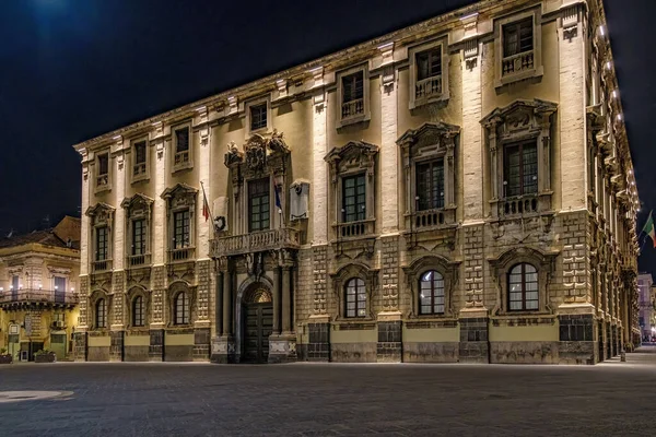 Barok mimari simgesi olan Üniversite Sarayı, Catania Üniversitesi Meydanı 'nda geceleri aydınlanıyor..